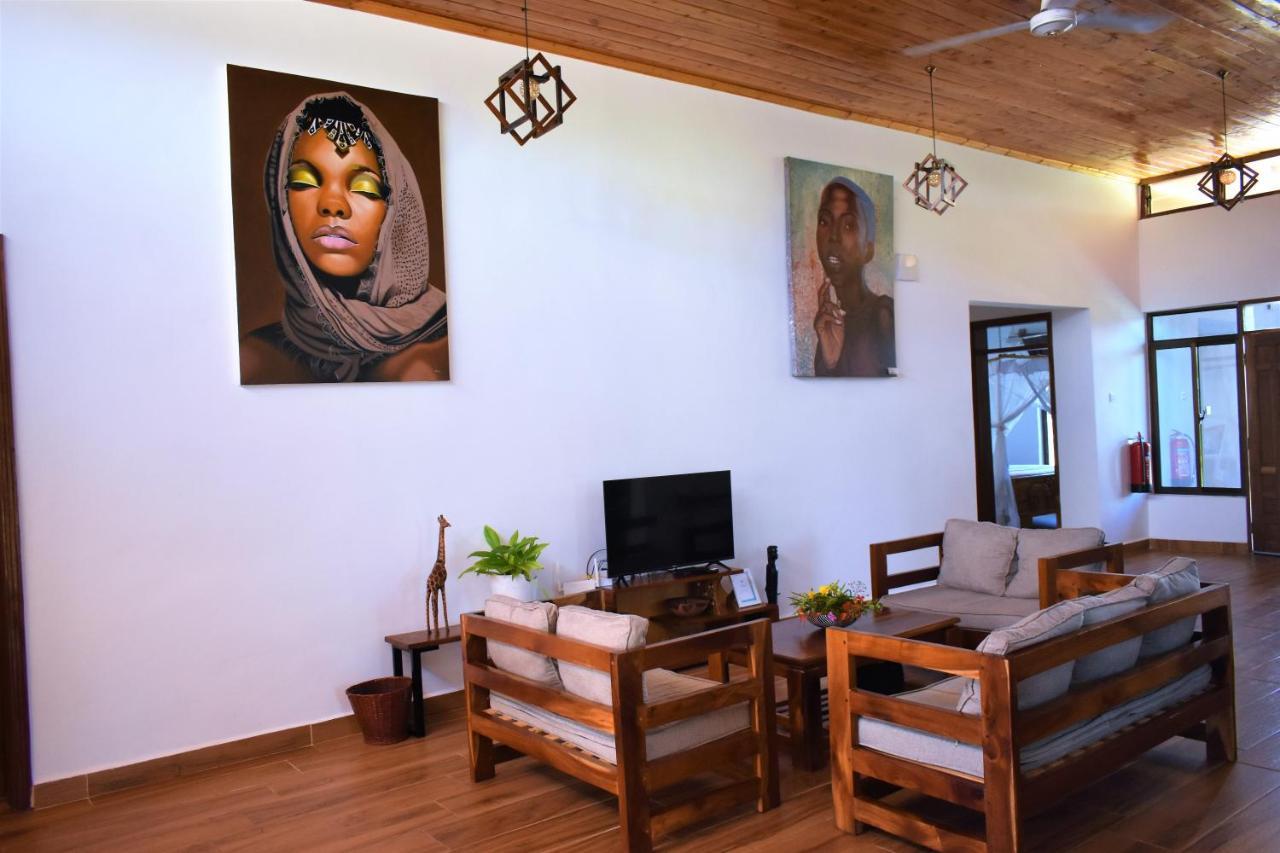 Private Backdoor Villa With Big Swimming Pool And Services Of Chef Included Diani Beach Exterior foto