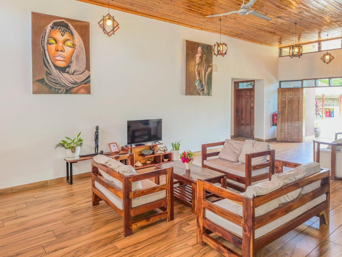 Private Backdoor Villa With Big Swimming Pool And Services Of Chef Included Diani Beach Exterior foto