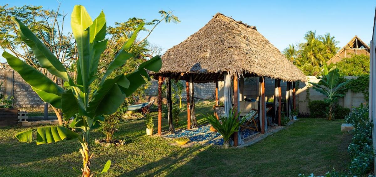 Private Backdoor Villa With Big Swimming Pool And Services Of Chef Included Diani Beach Exterior foto